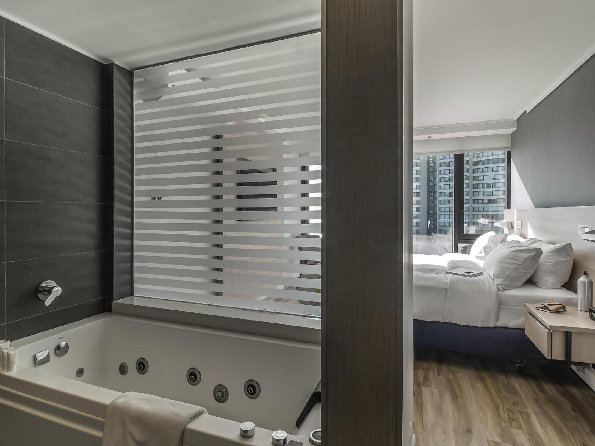 Exclusive King Suite with Sea View - Top  Floor